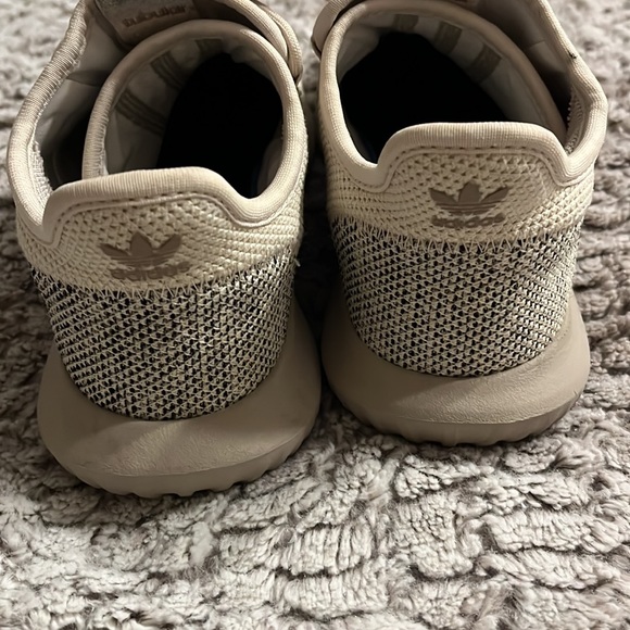 Woman’s Adidas Size 5 - - Picture 2 of 6